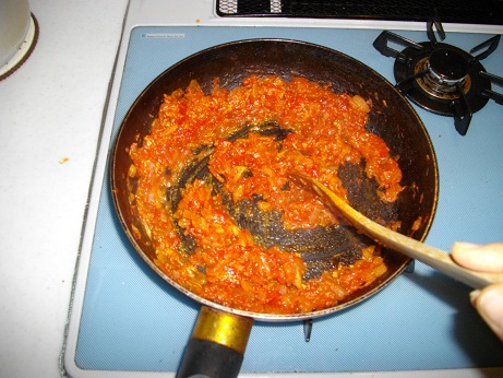 マサラやトマト等を炒める